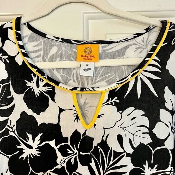 Ruby Rd. Black White Floral Keyhole Blouse 1X - Picture 3 of 10